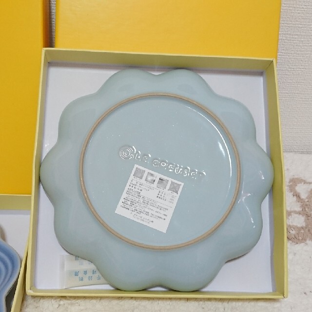 LE CREUSET(ルクルーゼ)の【新品未使用】ル・クルーゼ フリルプレート 18cm 2枚 コースタルブルー インテリア/住まい/日用品のキッチン/食器(食器)の商品写真