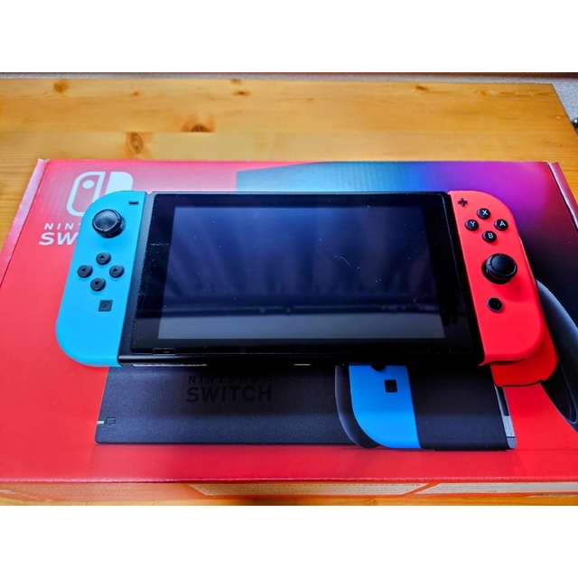 Nintendo Switch(ニンテンドースイッチ)のNintendo Switch（本体）ネオンブルー・レッド　おまけ付き！ エンタメ/ホビーのゲームソフト/ゲーム機本体(家庭用ゲーム機本体)の商品写真
