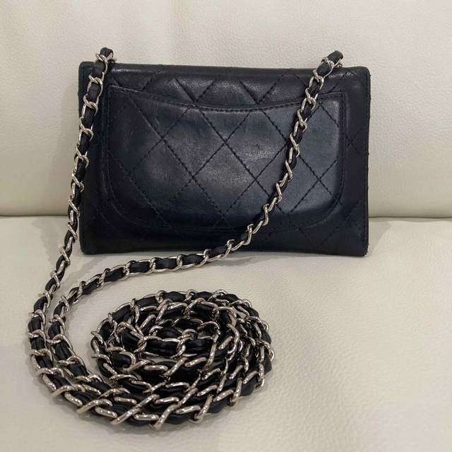 CHANEL(シャネル)のCHANEL 正規品　マトラッセ　チェーンウォレット  ショルダーチェーン　黒 レディースのファッション小物(財布)の商品写真