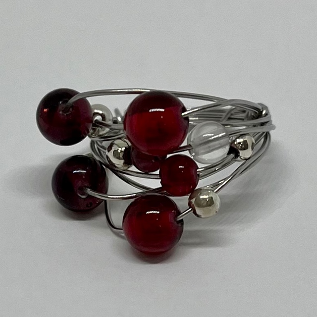 (87)赤いビーズとワイヤーのリング　シルバー レディースのアクセサリー(リング(指輪))の商品写真