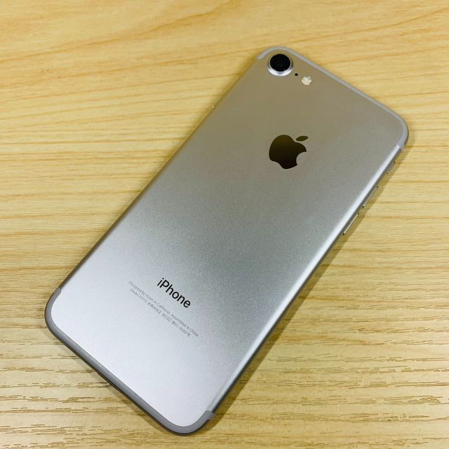 Apple(アップル)のバッテリー100％ SIMﾌﾘｰ iPhone7 32GB P124 スマホ/家電/カメラのスマートフォン/携帯電話(スマートフォン本体)の商品写真