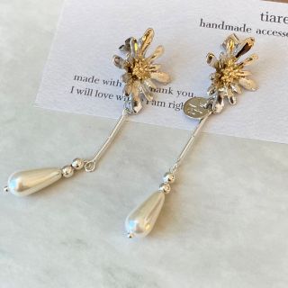 𝐻𝑎𝑛𝑑𝑚𝑎𝑑𝑒 シルバー　フラワードロップパールピアス(ピアス)