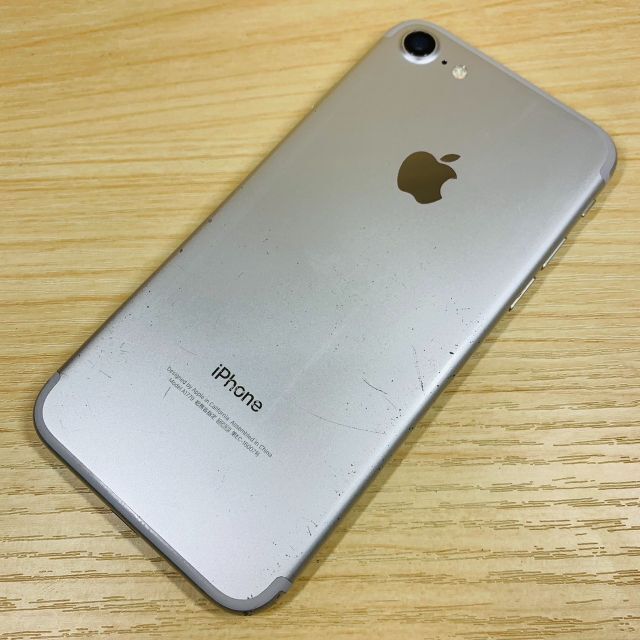 ﾊﾞｯﾃﾘｰ100％ SIMﾌﾘｰ iPhone7 32GB P70