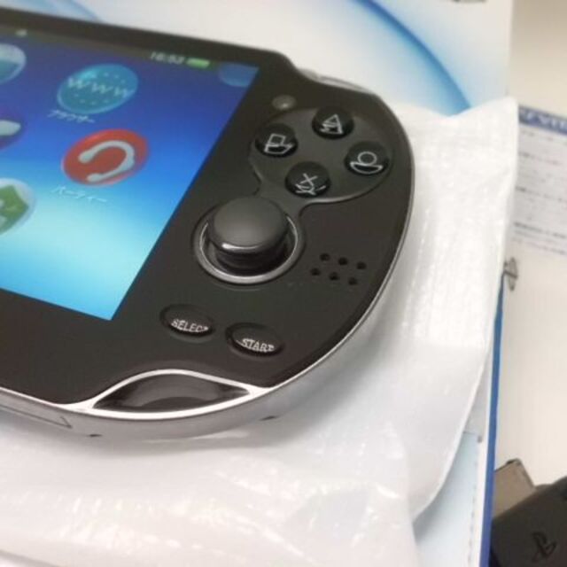 PlayStation Vita(プレイステーションヴィータ)のPSVITA PCH-1100 エンタメ/ホビーのゲームソフト/ゲーム機本体(携帯用ゲーム機本体)の商品写真