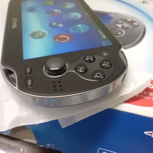 PlayStation Vita(プレイステーションヴィータ)のPSVITA PCH-1100 エンタメ/ホビーのゲームソフト/ゲーム機本体(携帯用ゲーム機本体)の商品写真