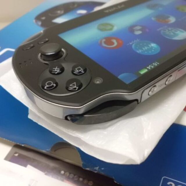 PlayStation Vita(プレイステーションヴィータ)のPSVITA PCH-1100 エンタメ/ホビーのゲームソフト/ゲーム機本体(携帯用ゲーム機本体)の商品写真