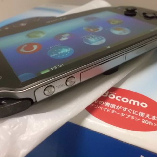 PlayStation Vita(プレイステーションヴィータ)のPSVITA PCH-1100 エンタメ/ホビーのゲームソフト/ゲーム機本体(携帯用ゲーム機本体)の商品写真