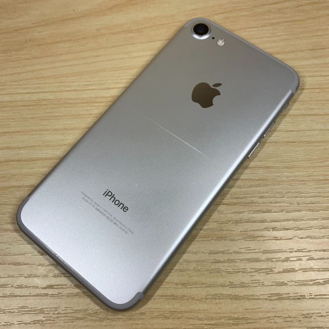 ﾊﾞｯﾃﾘｰ100％ SIMﾌﾘｰ iPhone7 32GB P77