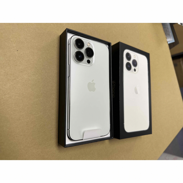 Apple(アップル)の値下げします！Iphone13pro 256 Silvar スマホ/家電/カメラのスマートフォン/携帯電話(スマートフォン本体)の商品写真