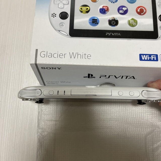 PlayStation Vita(プレイステーションヴィータ)のPSVITA PCH-2000 Glacier White エンタメ/ホビーのゲームソフト/ゲーム機本体(携帯用ゲーム機本体)の商品写真