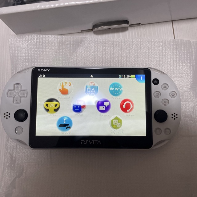 PlayStation Vita(プレイステーションヴィータ)のPSVITA PCH-2000 Glacier White エンタメ/ホビーのゲームソフト/ゲーム機本体(携帯用ゲーム機本体)の商品写真