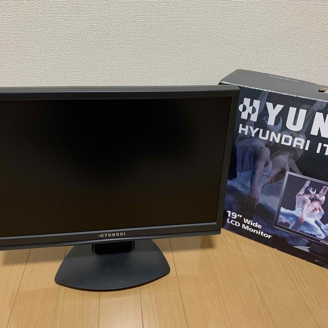 HYUNDAI 19インチ ワイドモニター スマホ/家電/カメラのPC/タブレット(ディスプレイ)の商品写真