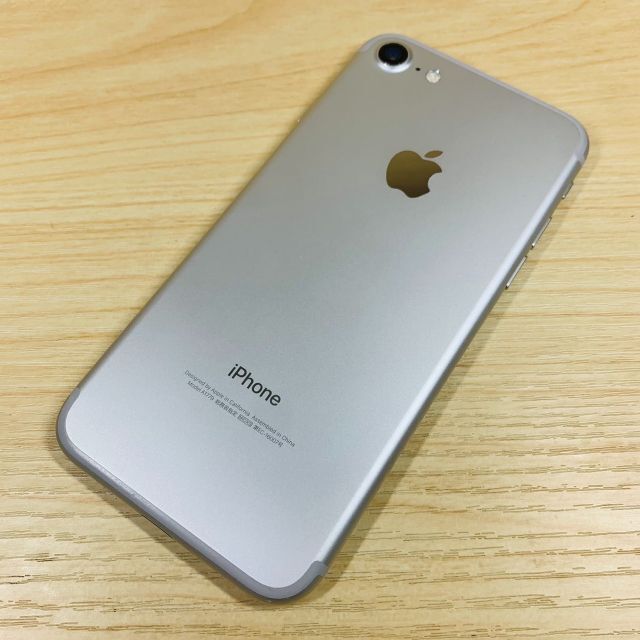 Apple(アップル)のﾊﾞｯﾃﾘｰ95％ SIMﾌﾘｰ iPhone7 32GB P87 スマホ/家電/カメラのスマートフォン/携帯電話(スマートフォン本体)の商品写真