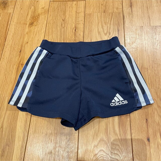 adidas(アディダス)のadidas キッズ　ハーフパンツ　100㎝ キッズ/ベビー/マタニティのキッズ服男の子用(90cm~)(パンツ/スパッツ)の商品写真