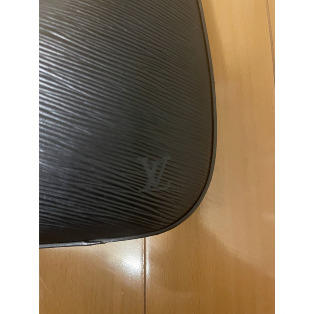 LOUIS VUITTON(ルイヴィトン)の最終値下げ！ルイヴィトン　ショルダーバッグ  エピ ノワール  ヴィンテージ レディースのバッグ(ハンドバッグ)の商品写真