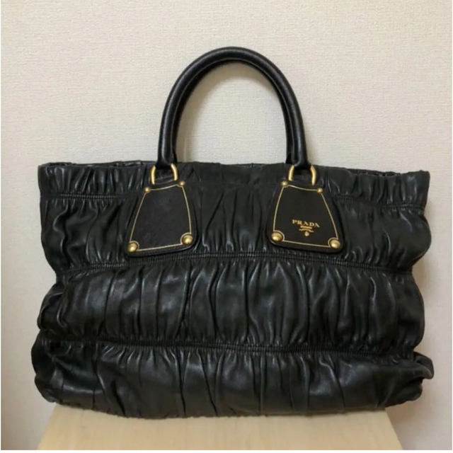 コーデ PRADA ハンドバック bn1232 ベージュ 羊皮 保存袋付き かっこいい