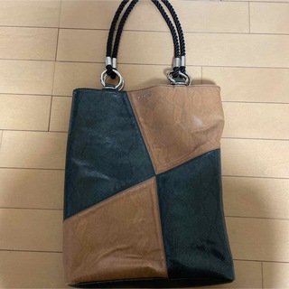 エヴリス(EVRIS)のEVRIS バイカラーパイソンライクトートBAG(トートバッグ)