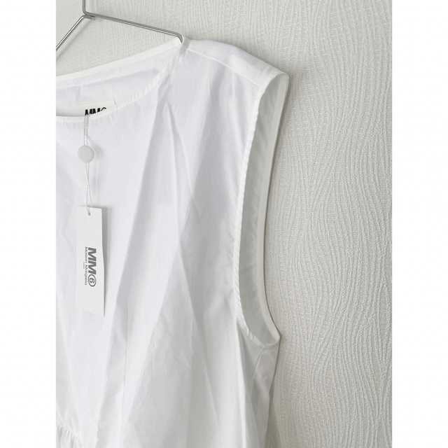 MM6(エムエムシックス)の【新品】MM6 MaisonMargiela  ノースリーブ  ホワイト シャツ レディースのトップス(シャツ/ブラウス(半袖/袖なし))の商品写真