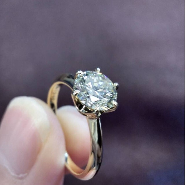 【新品】天然ダイヤモンド1.045カラットリング　18金イエローゴールド レディースのアクセサリー(リング(指輪))の商品写真