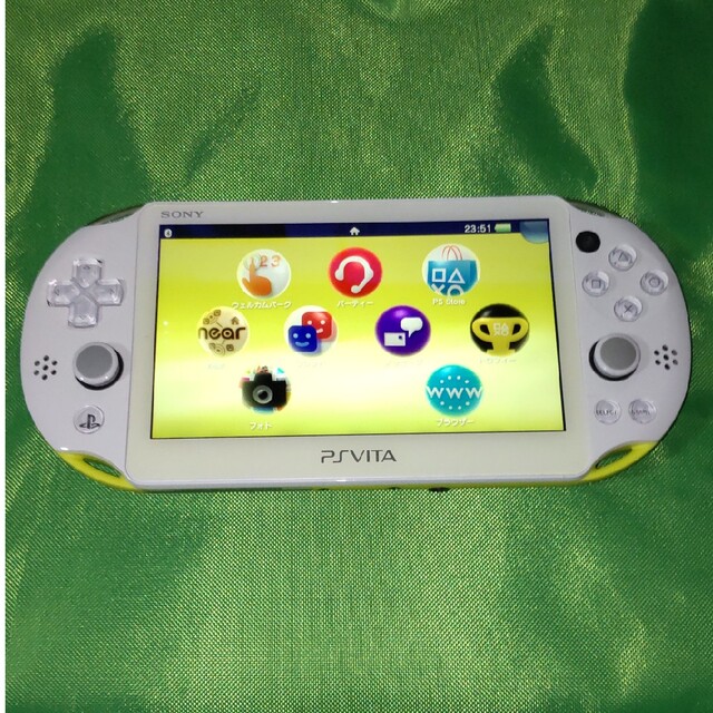 PlayStation Vita(プレイステーションヴィータ)のPS VITA ライムグリーン・ホワイト本体 PCH-2000 充電器セット エンタメ/ホビーのゲームソフト/ゲーム機本体(携帯用ゲーム機本体)の商品写真