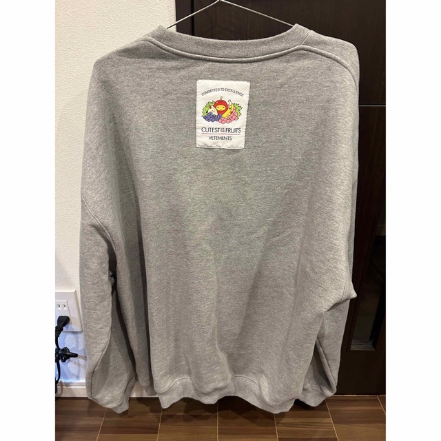 VETEMENTS ヴェトモン CUTEST OF THE FRUITS LOGO SWEATSHIRT キュート オブ ザ フルーツ ロゴスウェットトレーナー グレー745センチ身幅