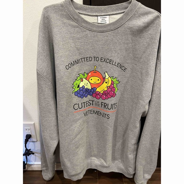 VETEMENTS ヴェトモン CUTEST OF THE FRUITS LOGO SWEATSHIRT キュート オブ ザ フルーツ ロゴスウェットトレーナー グレー745センチ身幅