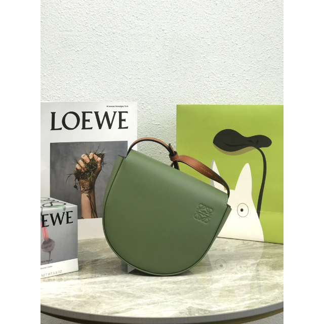 LOEWE - 美品   LOEWE ミニ  アボカドグリーンショルダーバッグ