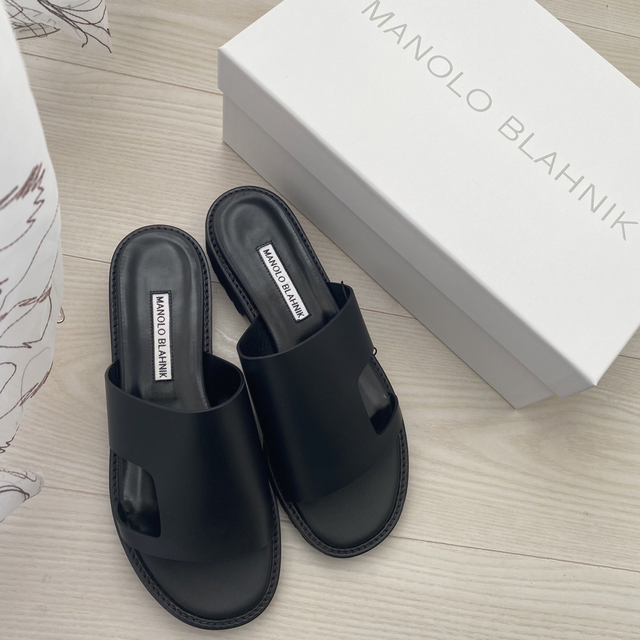 【新品】MANOLO BLAHNIK マノロブラニク カットアウト サンダル 黒 | フリマアプリ ラクマ