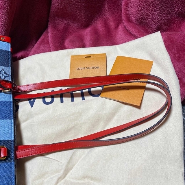 LOUIS VUITTON(ルイヴィトン)のオンザゴーGM デニム レディースのバッグ(ショルダーバッグ)の商品写真