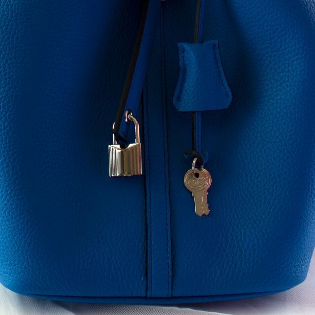 専用☆牛本革　ハンドバッグ　シルバー金具　リボンスカーフ　付き　M　ブルー レディースのバッグ(ハンドバッグ)の商品写真