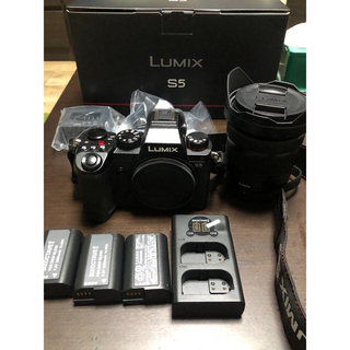 パナソニック(Panasonic)の【美品】Panasonic フルサイズカメラ LUMIX S5 レンズキット(デジタル一眼)