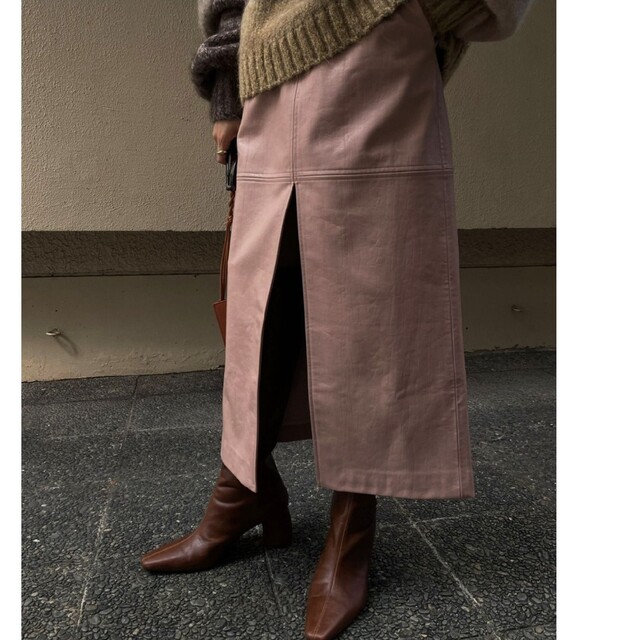 Ameri VINTAGE(アメリヴィンテージ)の【Ameri】DEEP SLIT FAKE LEATHER SKIRT レディースのスカート(ロングスカート)の商品写真