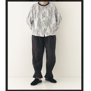 ネストローブ(nest Robe)の美品　タグ付き　リネン近江晒ラッフルヘムパンツ　ネストローブ(カジュアルパンツ)