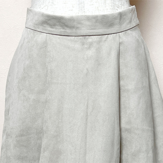 KBF(ケービーエフ)の美品✨アーバンリサーチ KBF✨フレアスカート 膝丈スカート ベージュベロア風 レディースのスカート(ひざ丈スカート)の商品写真