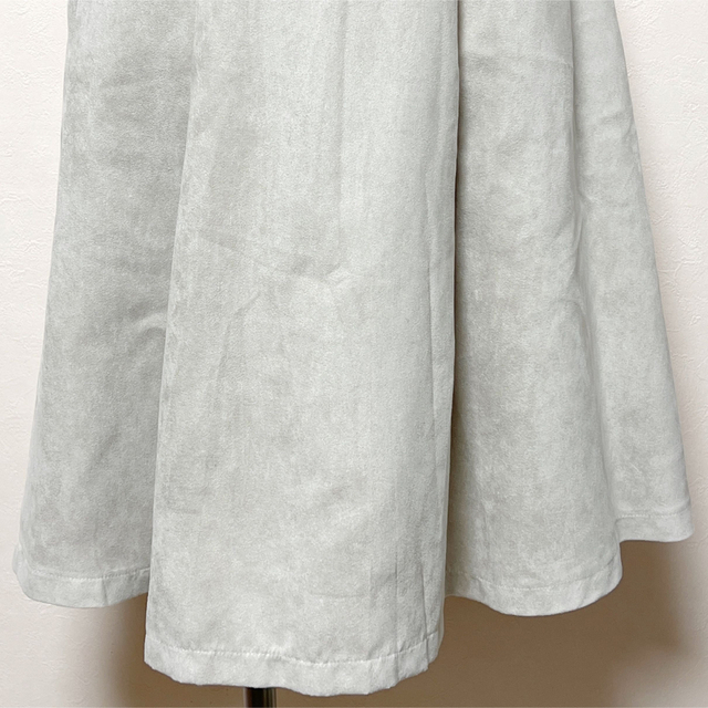 KBF(ケービーエフ)の美品✨アーバンリサーチ KBF✨フレアスカート 膝丈スカート ベージュベロア風 レディースのスカート(ひざ丈スカート)の商品写真
