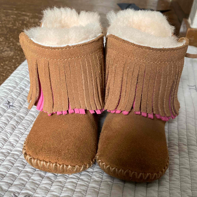 UGG(アグ)のUgg ムートンブーツ　ベビーブーツ　チェストナット/ピンク キッズ/ベビー/マタニティのベビー靴/シューズ(~14cm)(ブーツ)の商品写真