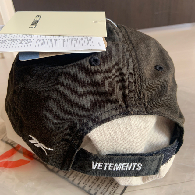 VETEMENTS(ヴェトモン)の未使用品 VETMENTS weekday cap ヴェトモン キャップ メンズの帽子(キャップ)の商品写真