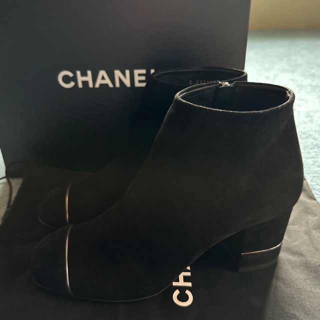 日本未入荷 CHANEL - スエードアンクルブーツ シャネルCHANEL ブーティ