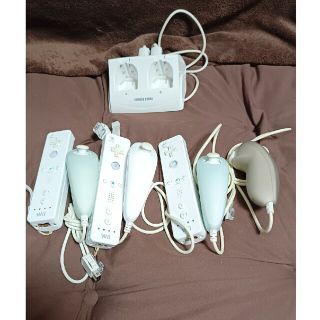 Wii コントローラ 3つセット　本体接続充電器(家庭用ゲームソフト)