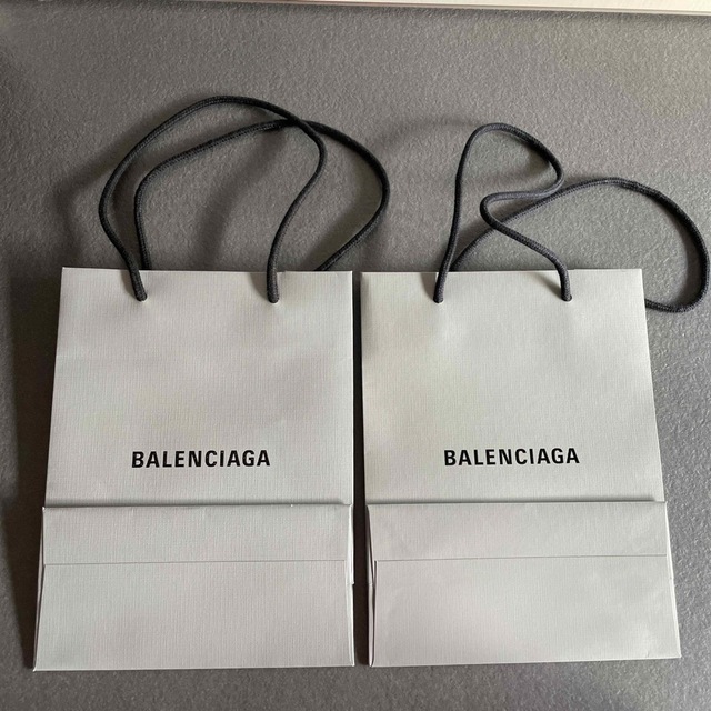 Balenciaga(バレンシアガ)の2枚　バレンシアガ　ショッパー　紙袋　グレー　balenciaga レディースのバッグ(ショップ袋)の商品写真