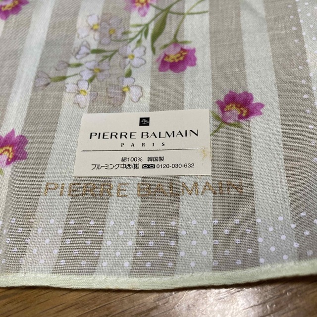 Pierre Balmain(ピエールバルマン)のピエールバルマン　高級大人ハンカチ　クリームイエローお花柄白ピンク・ゴールドロゴ レディースのファッション小物(ハンカチ)の商品写真