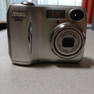 ニコン(Nikon)の●Nikon　ニコン　COOLPIX３２００ コンパクトデジタルカメラ　乾電池(コンパクトデジタルカメラ)