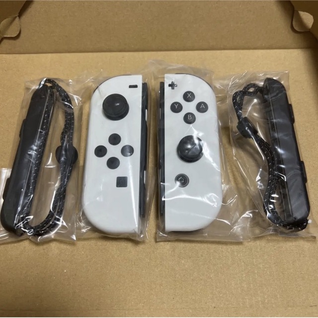 Nintendo Switch(ニンテンドースイッチ)の Switch 有機ELモデル：ホワイト　 Joy-Con、ストラップ エンタメ/ホビーのゲームソフト/ゲーム機本体(その他)の商品写真