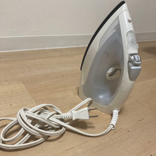 ニトリ アイロン 白 ホワイト スマホ/家電/カメラの生活家電(アイロン)の商品写真