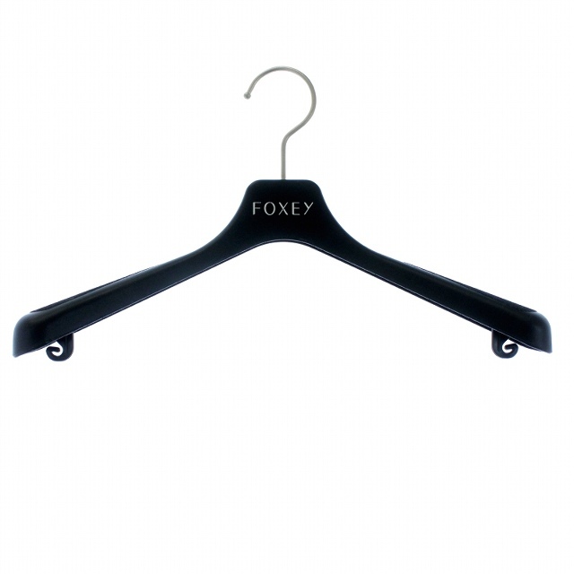 FOXEY(フォクシー)のフォクシー FOXEY ハンガー 洋服掛け 10本セット 黒 ブラック インテリア/住まい/日用品の収納家具(押し入れ収納/ハンガー)の商品写真