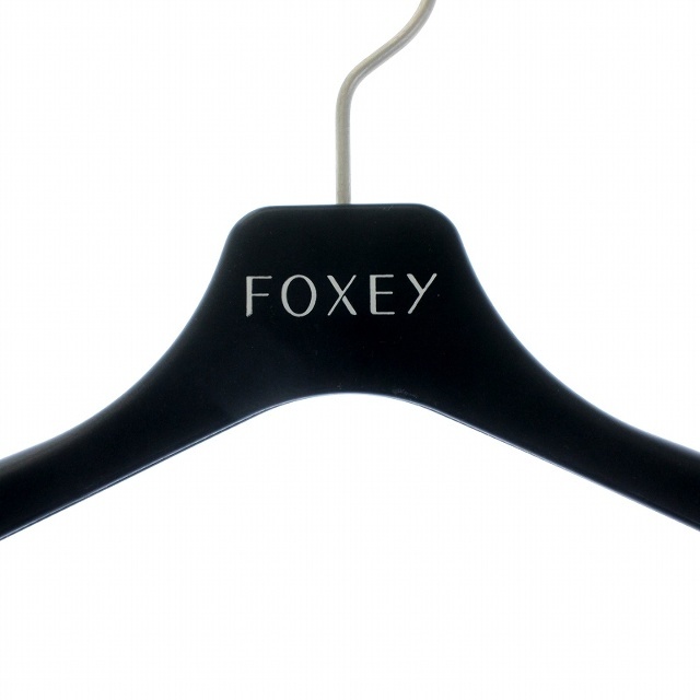 FOXEY(フォクシー)のフォクシー FOXEY ハンガー 洋服掛け 10本セット 黒 ブラック インテリア/住まい/日用品の収納家具(押し入れ収納/ハンガー)の商品写真