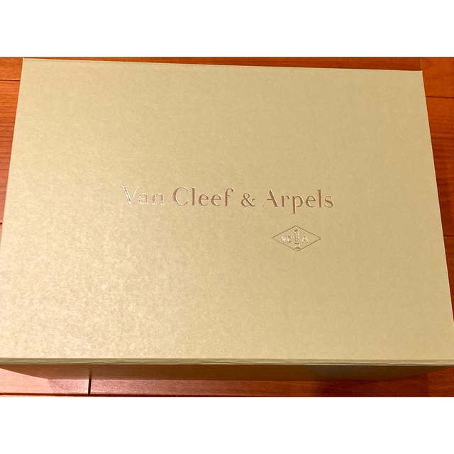 Van Cleef & Arpels(ヴァンクリーフアンドアーペル)のヴァンクリーフアーペル　箱　紙袋　リボン レディースのバッグ(ショップ袋)の商品写真