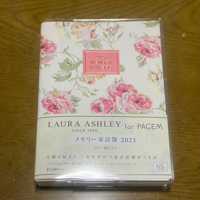 LAURA ASHLEY(ローラアシュレイ)のLAURA ASHLEY for PAGEM / メモリー家計簿 2023 インテリア/住まい/日用品の文房具(カレンダー/スケジュール)の商品写真