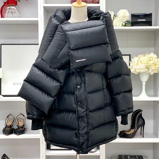 Balenciaga(バレンシアガ)の5725 バレンシアガ ナイロン ロゴ マフラー ダウンジャケット ブラック レディースのジャケット/アウター(ダウンジャケット)の商品写真