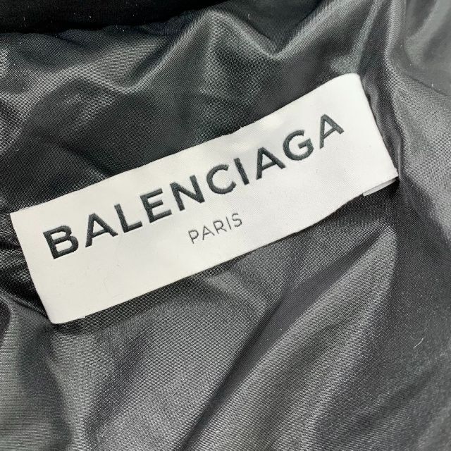 Balenciaga(バレンシアガ)の5725 バレンシアガ ナイロン ロゴ マフラー ダウンジャケット ブラック レディースのジャケット/アウター(ダウンジャケット)の商品写真